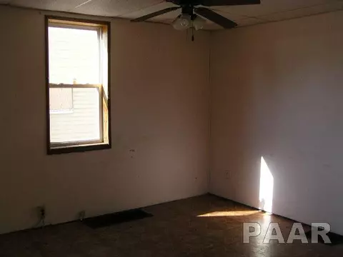 241 E Spruce St, Canton, IL 61520 photo 6