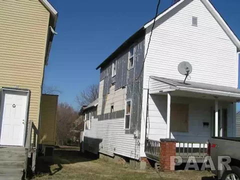 241 E Spruce St, Canton, IL 61520 photo 3