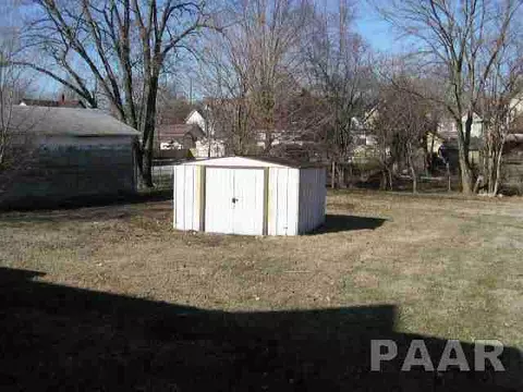 241 E Spruce St, Canton, IL 61520 photo 5