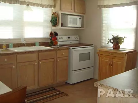 307 Barbara Rd, Pekin, IL 61554 photo 4