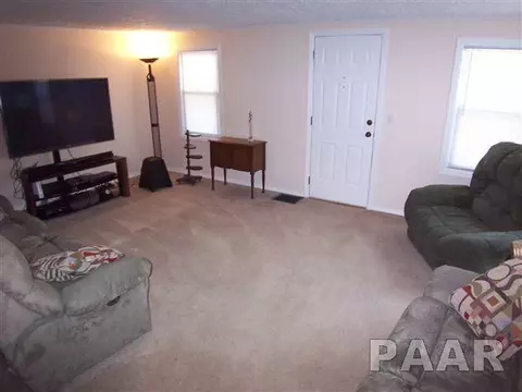 607 Walnut St, Washington, IL 61571 photo 2