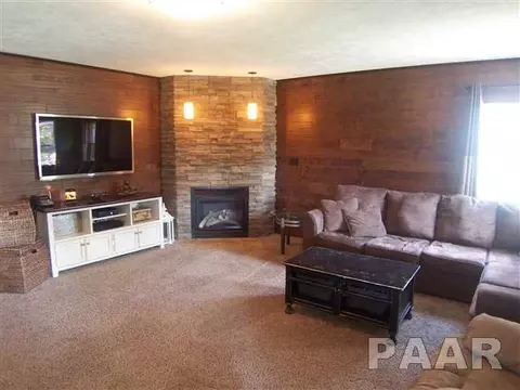 1 Colonial Ct, Washington, IL 61571 photo 2