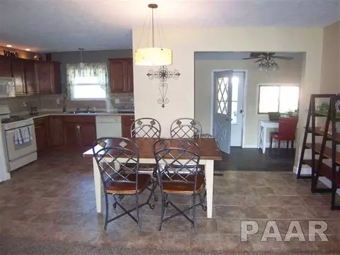 1 Colonial Ct, Washington, IL 61571 photo 4