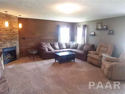 1 Colonial Ct, Washington, IL 61571 photo 3