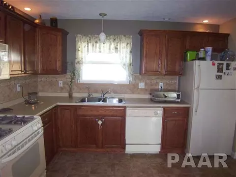1 Colonial Ct, Washington, IL 61571 photo 5