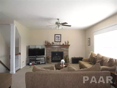 11613 N Dunmore Dr, Dunlap, IL 61525 photo 2
