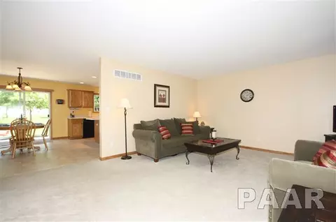 311 Pinecrest Dr, Germantown Hills, IL 61548 photo 3