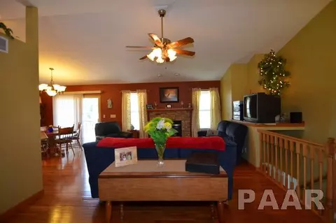 403 Bittersweet, Germantown Hills, IL 61548 photo 2