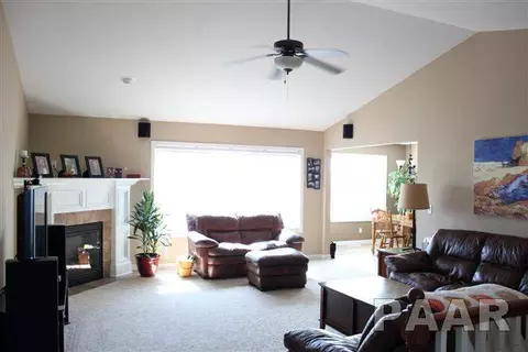 832 Stonebridge Dr, Metamora, IL 61548 photo 4