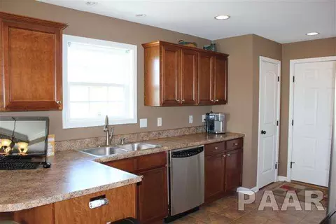 832 Stonebridge Dr, Metamora, IL 61548 photo 5