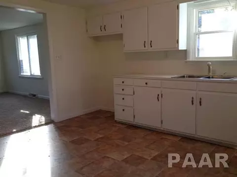 1045 E Myrtle, Canton, IL 61520 photo 2