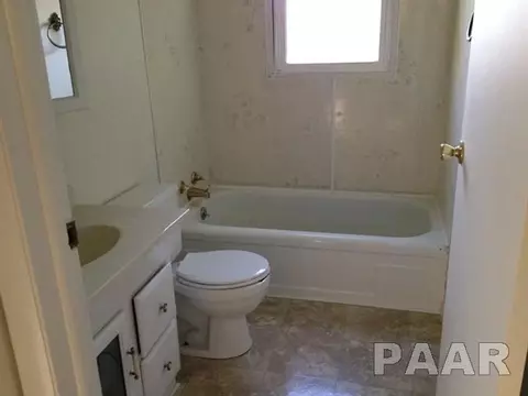 1045 E Myrtle, Canton, IL 61520 photo 4