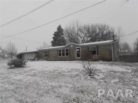 610 E 1st St, Delavan, IL 61734 photo 1
