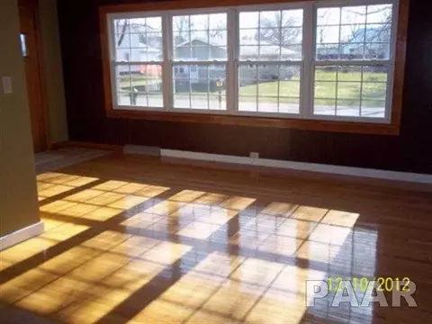 35 E Beech St, Canton, IL 61520 photo 3