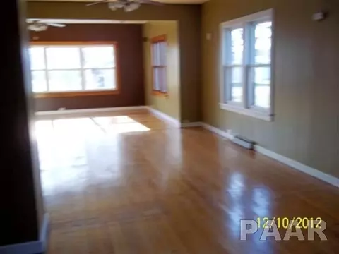 35 E Beech St, Canton, IL 61520 photo 2
