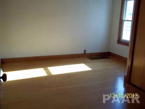 35 E Beech St, Canton, IL 61520 photo 6