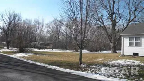 412 E 7th St, Delavan, IL 61734 photo 2
