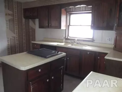 617 Custer Pl, Canton, IL 61520 photo 2