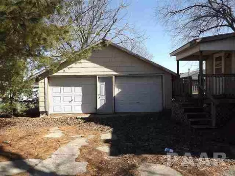 245 E Oak, Canton, IL 61520 photo 3