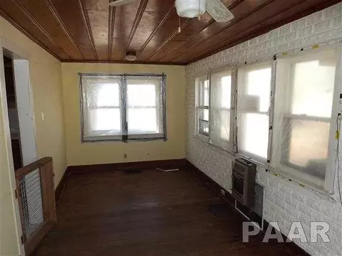 245 E Oak, Canton, IL 61520 photo 9