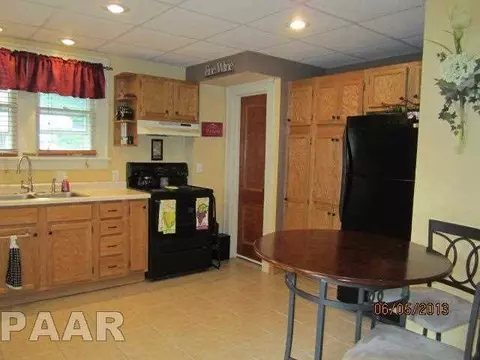 308 Eureka St, Eureka, IL 61530 photo 3