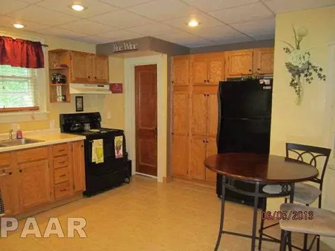 308 Eureka St, Eureka, IL 61530 photo 2