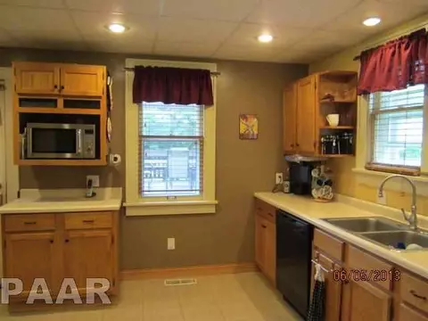 308 Eureka St, Eureka, IL 61530 photo 5