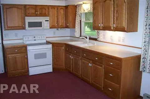526 E Ash St, Canton, IL 61520 photo 8