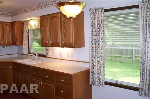 526 E Ash St, Canton, IL 61520 photo 9