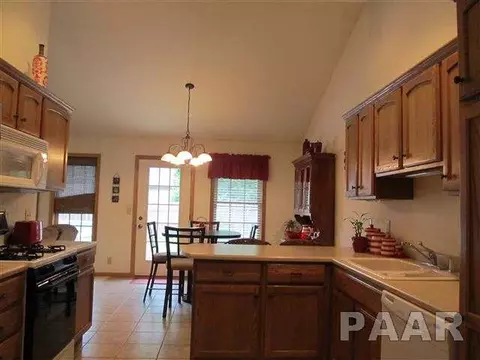 2108 Easter, Pekin, IL 61554 photo 10