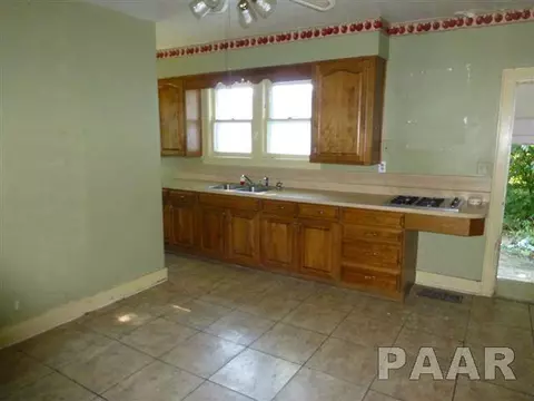 105 S Henry, Eureka, IL 61530 photo 9