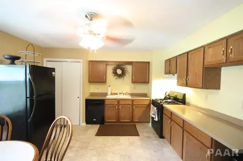 911 Brookshire, Eureka, IL 61530 photo 8