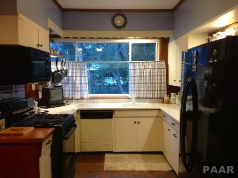 210 E Conover St, Eureka, IL 61530 photo 2