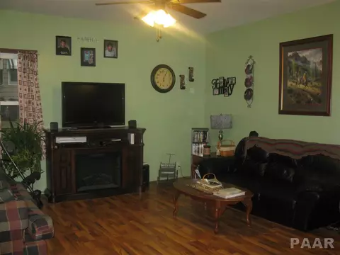 328 S Main, Canton, IL 61520 photo 2