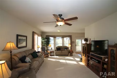 302 Cottingham Ln, Germantown Hills, IL 61548 photo 3
