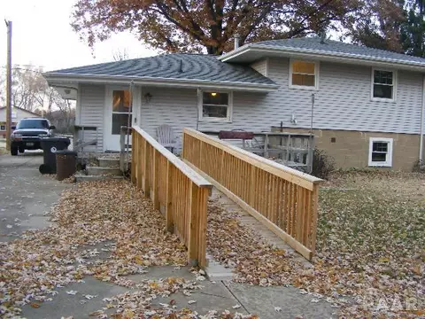 1908 Willow, Pekin, IL 61554 photo 3