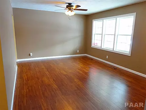 207 Elgin Ave, Washington, IL 61571 photo 4