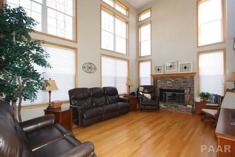 505 Hampton Ct, Germantown Hills, IL 61548 photo 2