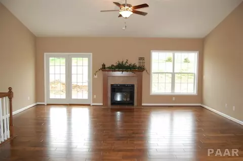 121 W Hillside Ct, Dunlap, IL 61525 photo 2