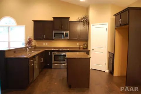 121 W Hillside Ct, Dunlap, IL 61525 photo 4