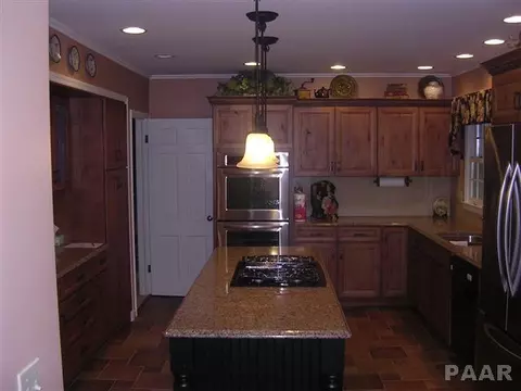 850 Pool Ct, Canton, IL 61520 photo 8