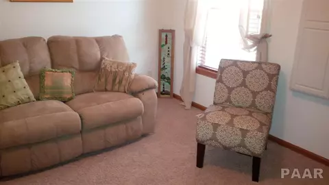 107 Marvin, Germantown Hills, IL 61548 photo 3