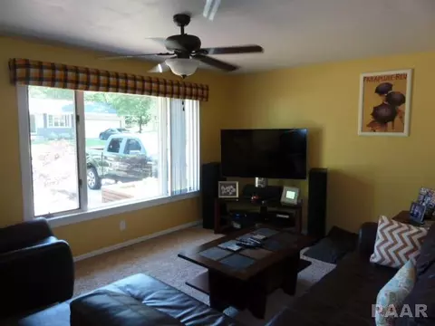 216 Circle Dr, Morton, IL 61550 photo 2