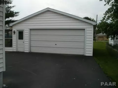 944 E Locust, Canton, IL 61520 photo 4