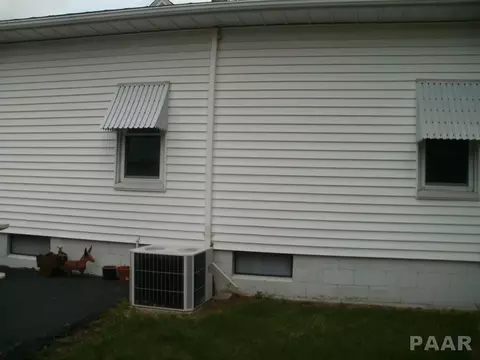 944 E Locust, Canton, IL 61520 photo 7