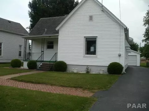 944 E Locust, Canton, IL 61520 photo 2