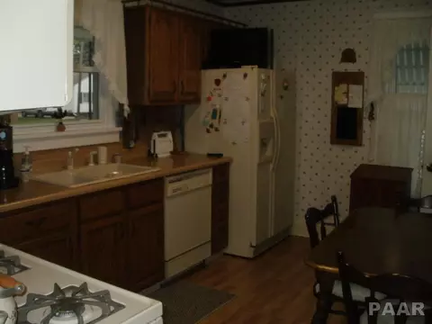944 E Locust, Canton, IL 61520 photo 8