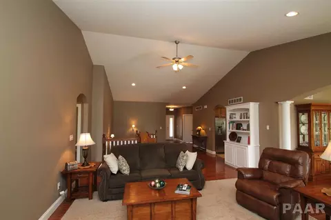 504 Windsor Dr, Germantown Hills, IL 61548 photo 8