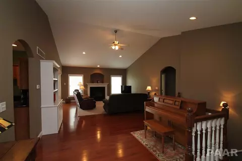 504 Windsor Dr, Germantown Hills, IL 61548 photo 4