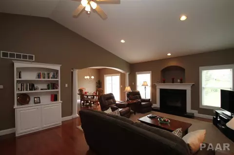 504 Windsor Dr, Germantown Hills, IL 61548 photo 6